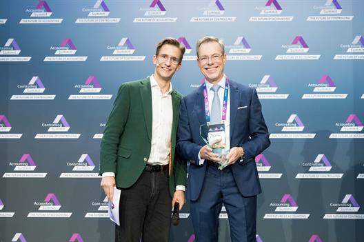 Julius Neumann, der Moderator der Veranstaltung, gratuliert Prof. Dr. Marcus Albrecht (rechts).